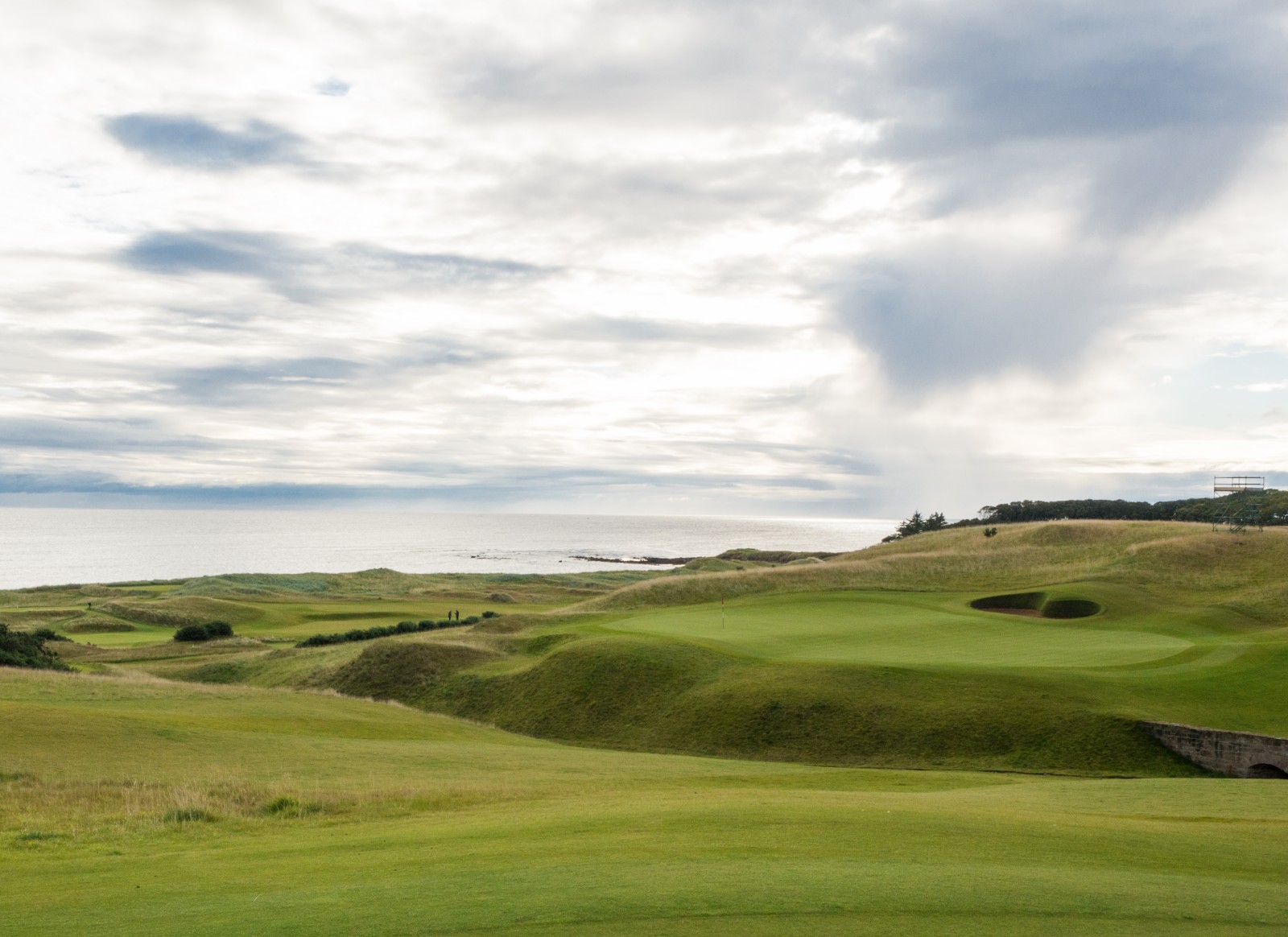 Der Abschluss von Kingsbarns. Loch 18. Der Schlag zum Grün kommt von links.